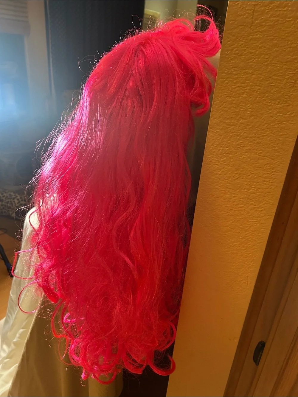 Halloween costume wig Leg Avenue Vibrant Pink Long Wavy Wig bangs